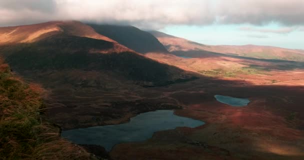 Häpnadsväckande Video Brandon Bergskammen Med Moln Och Skuggor Irland — Stockvideo