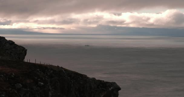 Escénico Video Del Océano Atlántico Bahía Donegal Con Barco Movimiento — Vídeo de stock