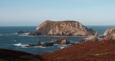 Kayalar, kayalıklar ve adalarla muhteşem Atlantik sahili 4K videosu