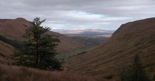 Video Del Valle Escénico Las Montañas Irlandesas Con Serpentina Carretera — Vídeos de Stock