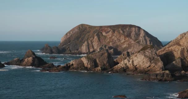 有岩石 悬崖和岛屿的壮观的大西洋海岸4K视频 — 图库视频影像