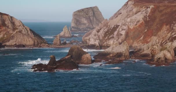 Vidéo Spectaculaire Côte Atlantique Avec Des Rochers Des Falaises Des — Video