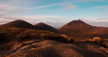 İngiltere 'deki Mourne Dağları' nın 4K zaman atlamalı görüntüleri.