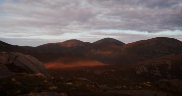 絵のように美しい4K時間経過ビデオのムールン山脈 イギリス — ストック動画
