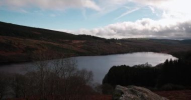 Wicklow dağlarının hareket eden gölgeli ve bulutlu 4K Zaman hızlandırılmış videosu