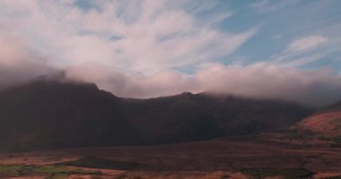 Brandon Dağı 'nın hareket eden bulutları, gölgeleri ve manzaralı çevresinin 4K hızlandırılmış videosu