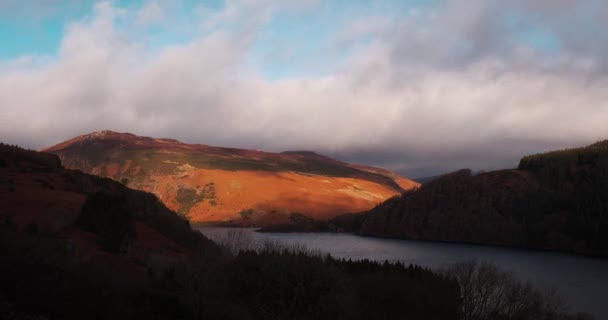 Wicklow Dağlarının Gölün Sabah Işığında Fırtınalı Havada Hareket Eden Bulutlar — Stok video