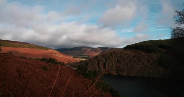 Wicklow Dağlarının Gölün Sabah Işığında Fırtınalı Havada Hareket Eden Bulutlar — Stok video