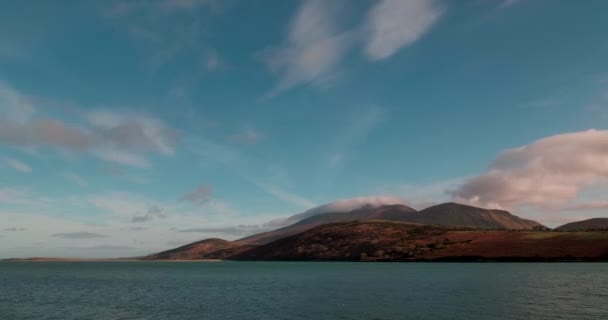 Scenic Tijdsverloop Van Bergen Boven Atlantische Oceaan Zonsondergang Tinten — Stockvideo