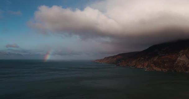 第4K集大西洋滑翔机联盟悬崖在暴风雨天气中的时差视频 带着移动的云彩和阴影 — 图库视频影像