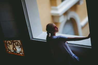 Büyük bir metropolde poz Avrupa sarışın kız