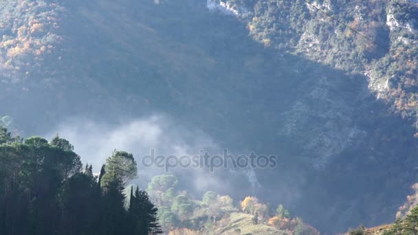 秋の山の朝の霧の動き。イタリアのハイランド. — ストック動画