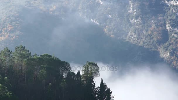 Bewegung des Morgennebels zwischen den Bergen im Herbst. Hochland von Italien. — Stockvideo