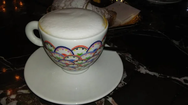 Coupe Blanche avec une figure gourmande de café et de mousse — Photo