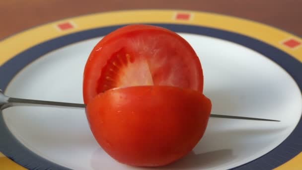 Zblízka. Červené zralé rajče nakrájíme na dvě poloviny. — Stock video