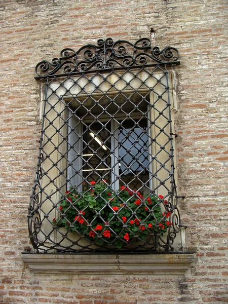 Window with stained glass in an old Italian house. — Stock Photo, Image