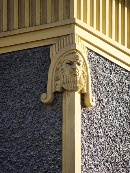 Details architekturhistorischer Gebäude. Italien. Steinmaske. — Stockfoto