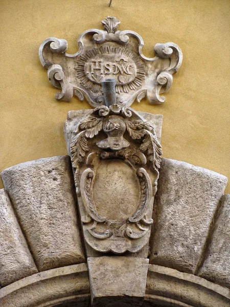 Detalhes de arquitetura edifícios históricos. Itália. máscara de pedra . — Fotografia de Stock