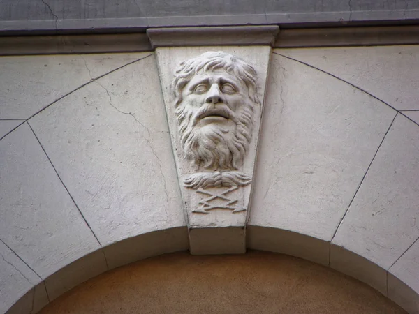 Detalhes de arquitetura edifícios históricos. Itália. máscara de pedra . — Fotografia de Stock