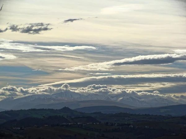 Fantasticamente drammatico sfondo di cielo serale alto. Oscuro, Sullen, Pericoloso, Orrore, Pericolo . — Foto Stock