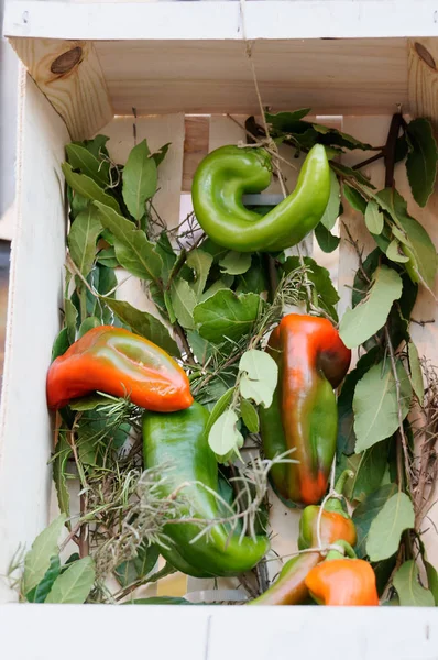 Natura morta di verdure fresche e spezie su stuoie di paglia . — Foto Stock