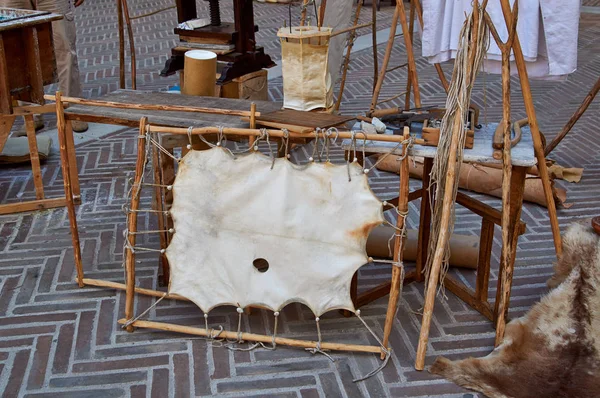 Деревенская ярмарка старинных ремесел. Керамика, кожа и деревянные изделия на столе . — стоковое фото