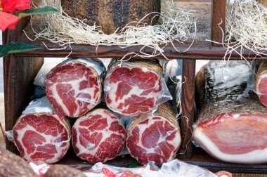 İtalyan dilimlenmiş jambon ve peynir sayaç sokak pazarında Satılık.