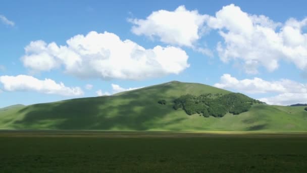 Vita moln flyttar över bergen, Castelluccio av Norcia. Solig dag i Umbrien, Apenninerna. — Stockvideo