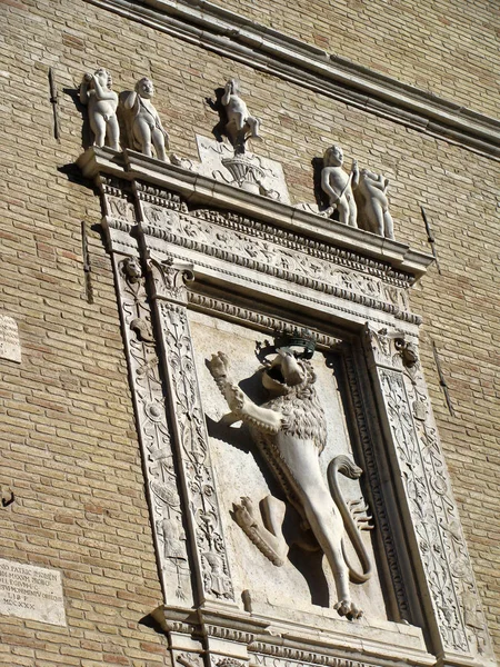 历史建筑的细节。意大利。石面具. — 图库照片