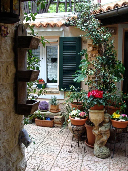 Casa várias flores em vasos. Design pátios italianos — Fotografia de Stock