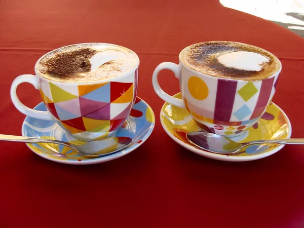 Taça branca com uma figura de café e espuma gourmet — Fotografia de Stock