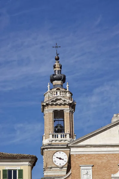 Podrobnosti o architektury historických budov. Itálie. kamenná maska. — Stock fotografie