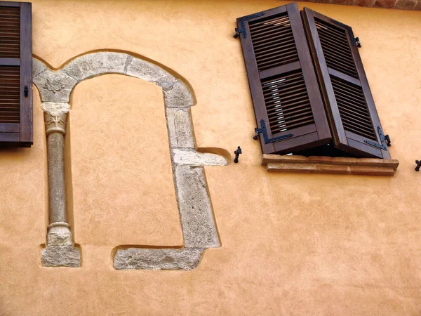 Detalles de edificios históricos de arquitectura. De Italia. máscara de piedra . — Foto de Stock