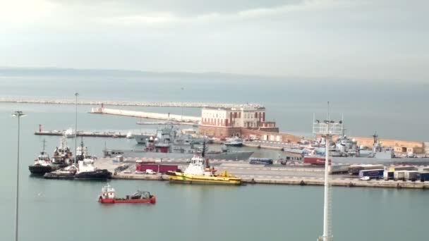 Barcaza de compras temprano en la mañana flotando en el mar Adriático. Sensación de amplitud. Nave en espacio abierto — Vídeos de Stock