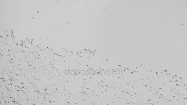 Fond abstrait de neige mouillée sur fenêtre en verre . — Video