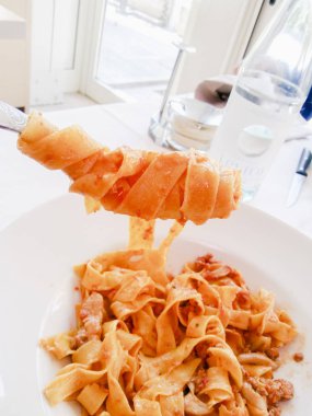 İtalyan tipik çanak deniz ürünleri ile Geleneğe göre pişmiş makarna