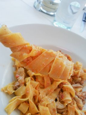 İtalyan tipik çanak deniz ürünleri ile Geleneğe göre pişmiş makarna