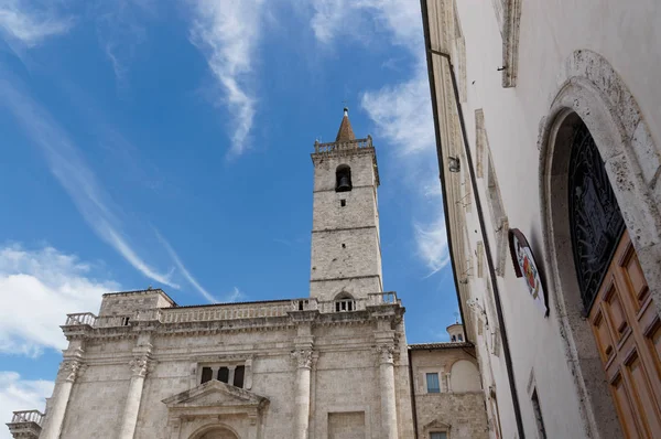 Details of architecture, historical buildings of Italy. Ascoli Piceno. Marche. — Stock Photo, Image