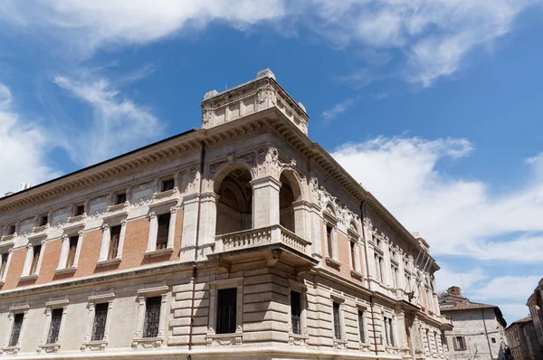 Podrobnosti o architektury, historických budov z Itálie. Ascoli Piceno. Marche. — Stock fotografie