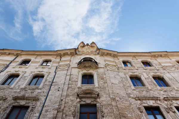 Detalhes da arquitetura, edifícios históricos da Itália. Ascoli Piceno. Marche. . — Fotografia de Stock