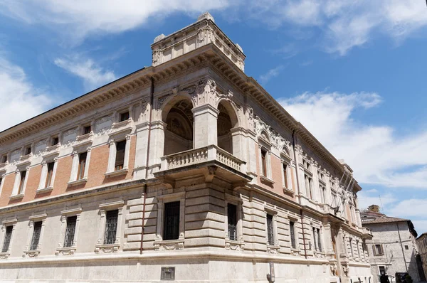 Details der Architektur, historische Gebäude Italiens. ascoli piceno. Marsch. — Stockfoto