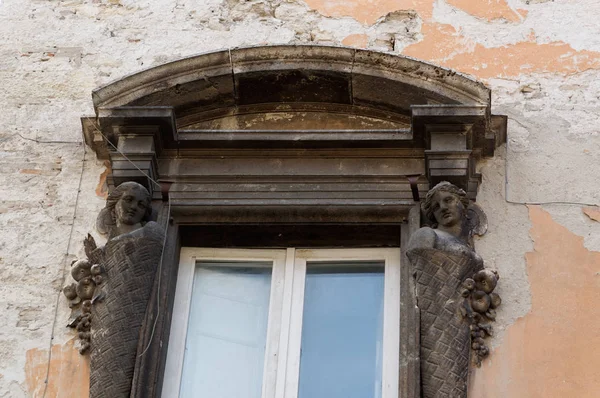 Részletes építészeti, történelmi épületek, Olaszország. Ascoli Piceno. Marche. — Stock Fotó