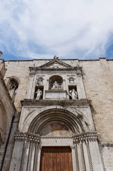 Detalles de la arquitectura, edificios históricos de Italia. Ascoli Piceno. Marcas . —  Fotos de Stock
