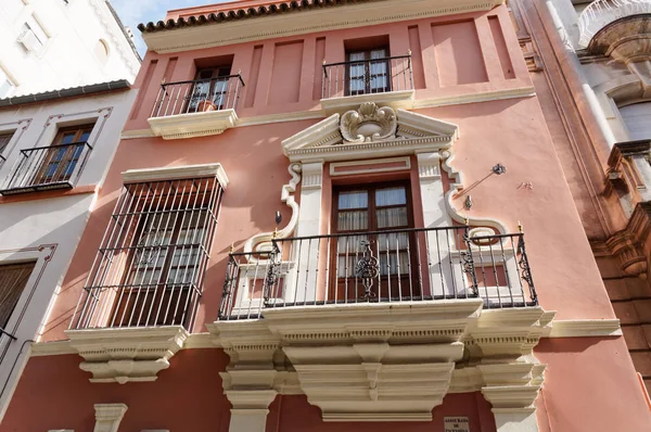 Edifícios históricos e monumentos de Sevilha, Espanha. Detalhes arquitetônicos, fachada de pedra . — Fotografia de Stock