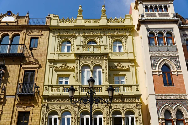 Historiska byggnader och monument i Sevilla, Spanien. Spanska arkitektoniska stilar av gotiska och mudejar, barock — Stockfoto