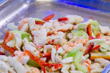 Suşi deniz ürünleri Restoran yakın çekim. Kral karides, deniz yosunu ve havyar Gurmeler için.