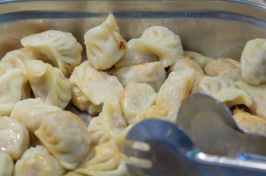 Suşi deniz ürünleri Restoran yakın çekim. Kral karides, deniz yosunu ve havyar Gurmeler için.