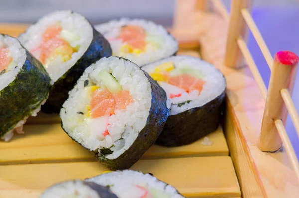 Mořské plody v restauraci sushi zblízka. Král krevety, mořské řasy a kaviár pro gurmány. — Stock fotografie