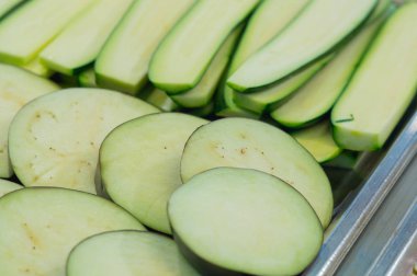 Taze kabak mutfak tezgâhına dilimlenmiş. Sebze yemek pişirmek için.