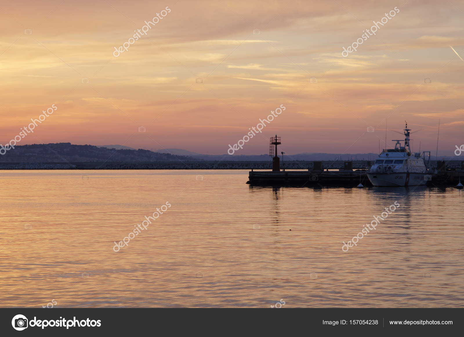 Le Paysage Romantique Du Port à La Heure Du Coucher Du